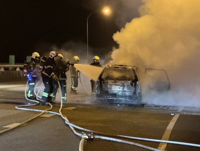 国道三号甲线往木栅方向，晚间7时59分惊传火烧车。（记者郑景议翻摄）