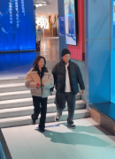 李纯与马頔逛天津海洋馆被偶遇！夫妻俩感情恩爱又甜蜜