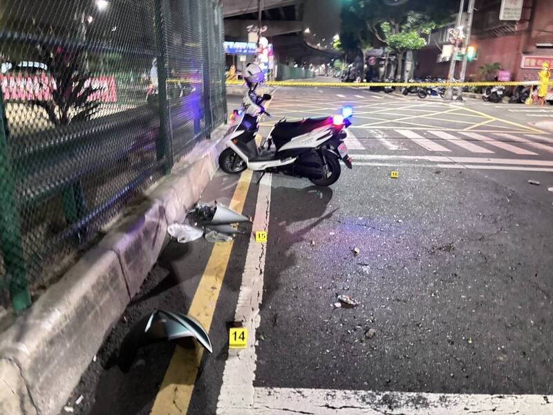 新北市三重今天凌晨惊传死亡车祸，邱姓女骑士撞击前车后身亡，车祸肇因仍待调查厘清。（记者吴仁捷翻摄）