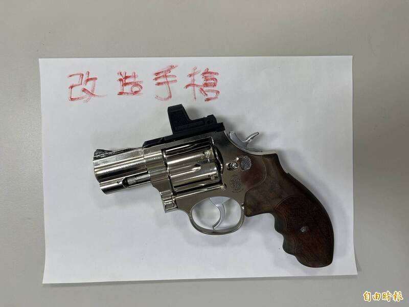 芦洲分局警方前往三重逮通缉犯，同时在屋内搜出改造手枪。（记者陆运锋翻摄）