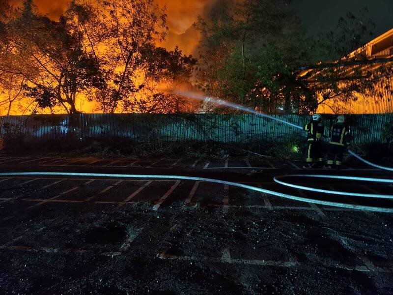 龙潭区中兴路九段1处工厂除夕夜传火警，整间工厂瞬间陷入火海。（记者郑淑婷翻摄）