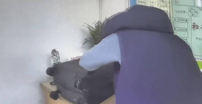 失主见到行李箱完好如初，情绪激动地向员警致谢，并称箱内装著极具纪念意义的生日礼物，失而复得让她十分感动。（记者刘咏韵翻摄）