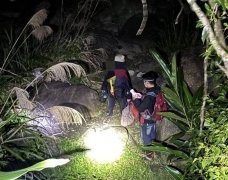 迷途惊魂！初一晚山区失联 三峡警消寒夜搜山救回钓客