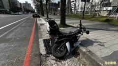 台南南区小年夜汽车过弯失控逆向冲撞机车3人伤  亲友上网征求行车纪录影片