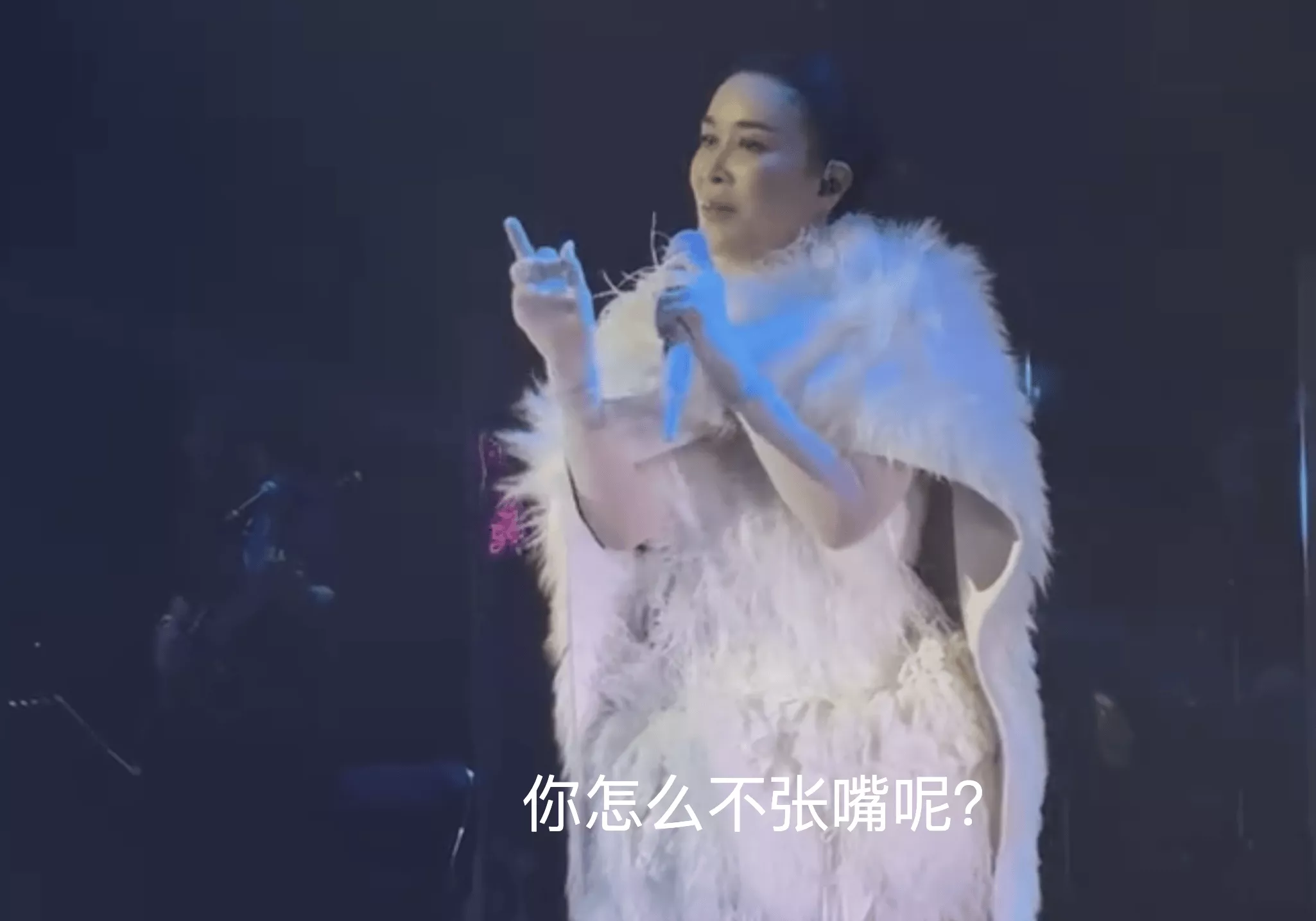 那英演唱会秒变“小品天后”！点名歌迷：你怎么不张嘴呢