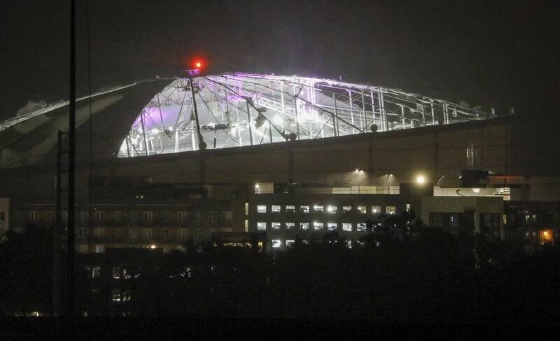 联盟光芒队主场巨蛋 「纯品康纳球场」（Tropicana Field）屋顶遭到飓风米尔顿掀起。（美联社）