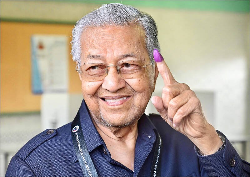 高龄99岁的前马来西亚首相马哈地（Mahathir Mohamad）办公室今天表示，马哈地因呼吸道感染住院。当地媒体报导，马哈地缺席他所提诽谤官司的法院听审。（法新社资料照）