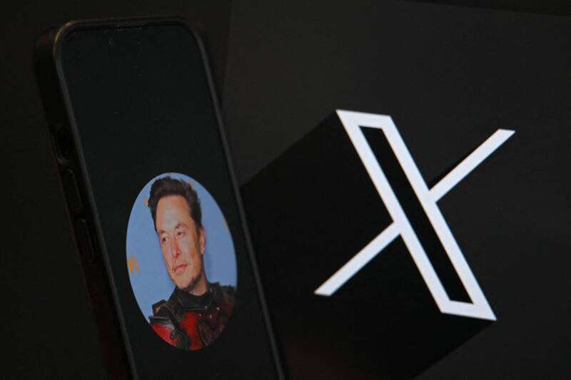 特斯拉执行长马斯克（Elon Musk）收购社群平台「推特」（现改名为X）后，陆续推出新政策，社群近日议论，X推出新政策，未来X将可无偿使用用户所发布的图文影音，并用于AI模型的训练及演算。（法新社）