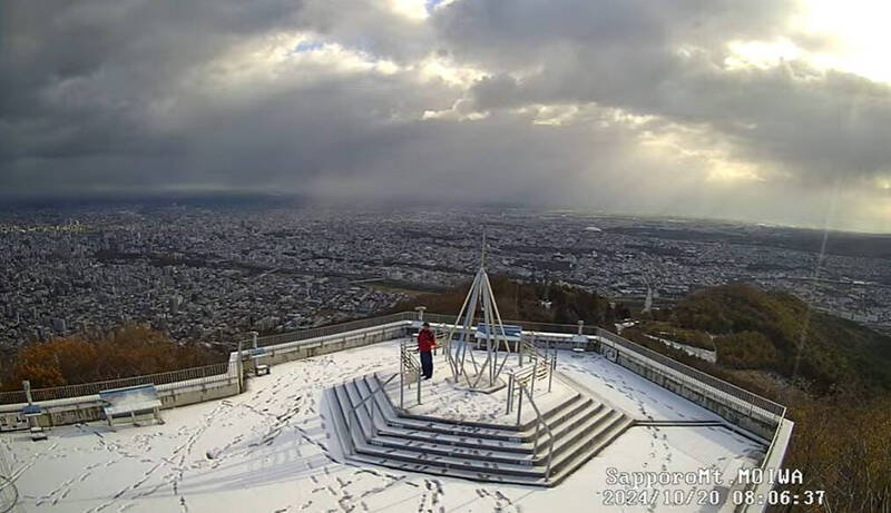 本北海道札幌市今（20）日一早降下冬季「初雪」（第一场雪）。（图撷取自@sapporolife2021 社群平台「X」）