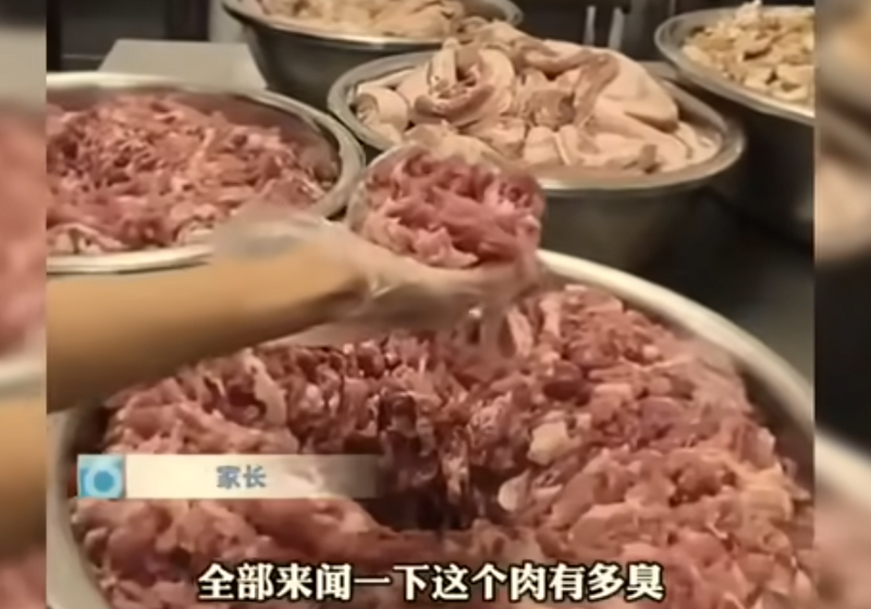 中国云南昆明长丰中学，被家长发现学校食堂使用的猪肉散发恶臭。（图撷自bilibili）