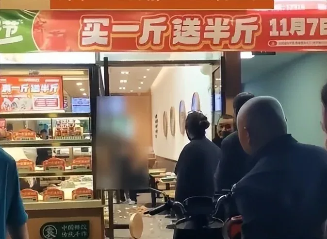 男子怀疑少个饺子怒砸店铺 商家得知内情后放弃追偿