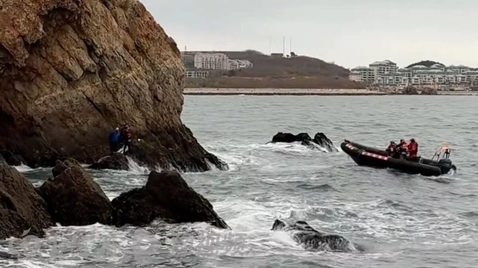 4名驴友海边攀岩遭遇涨潮，目击者复盘惊人一幕