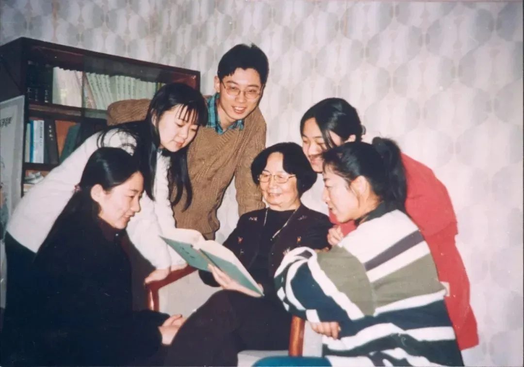 1999年，在南开与研究生讨论