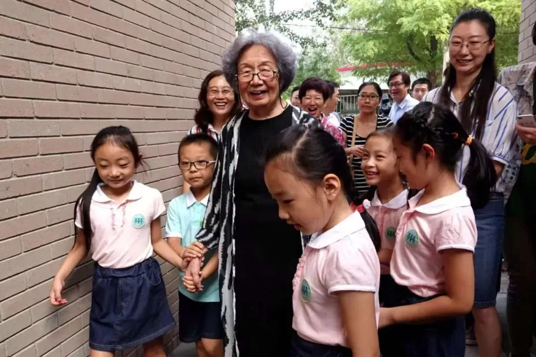 2016年9月，与南开大学幼儿园小朋友们在一起