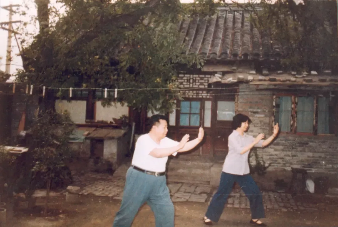 1979年，在北京故居与大弟叶嘉谋同练太极拳