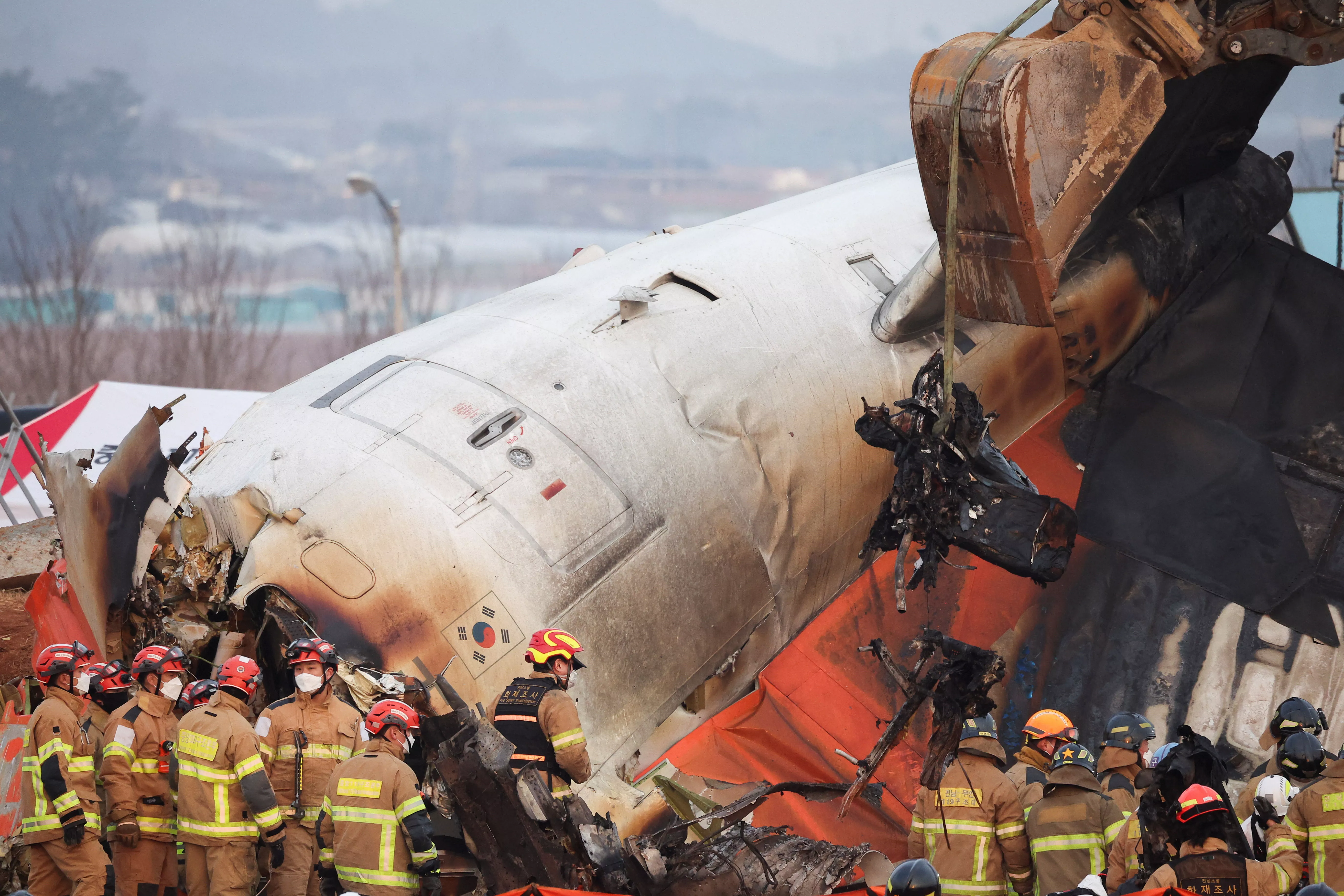 目击者曝济州航空 失事前传多次巨响 引擎爆火花