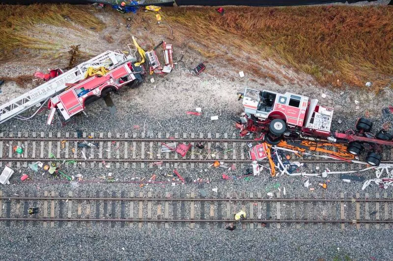 全美死亡率最高铁路：高铁拦腰撞断消防车 满目疮痍…