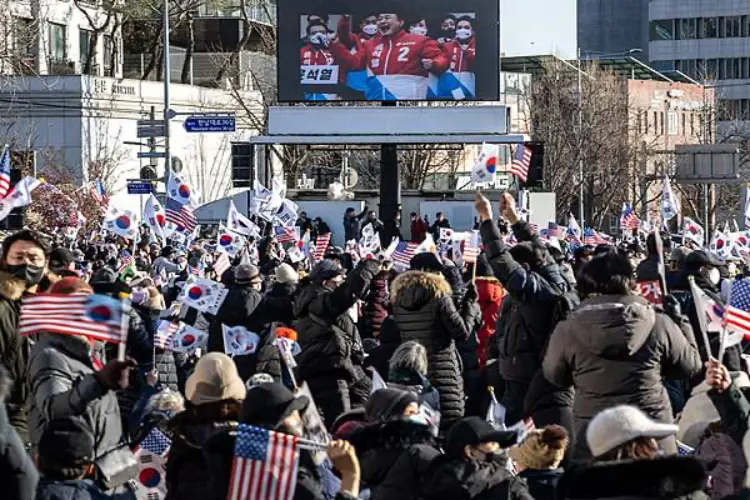 当地时间2025年1月2日，韩国首尔总统官邸附近举行支持尹锡悦的集会，屏幕上显示着他的照片。图片来源：视觉中国