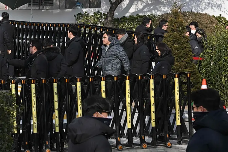 当地时间2025年1月3日，韩国首尔，韩国调查人员试图逮捕尹锡悦，在总统官邸遭安保团队阻挠。图片来源：视觉中国