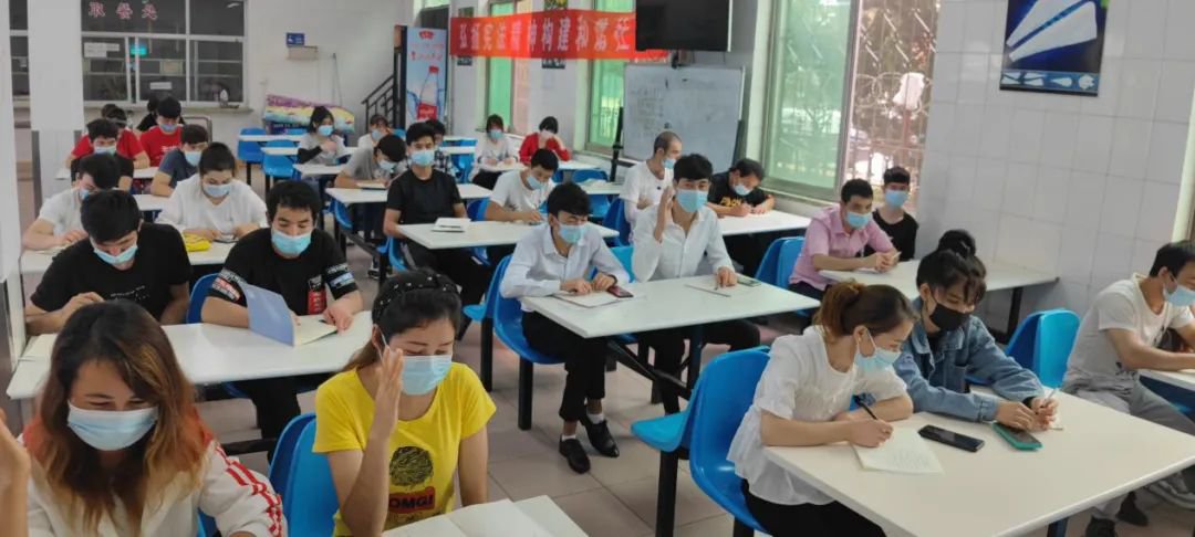 2021年，烟台三江水产的挪威工人参加工厂的政治教育课程，是中国政府强制劳动制度的常见组成部分。（烟台市统战部 / 法外海洋计划）