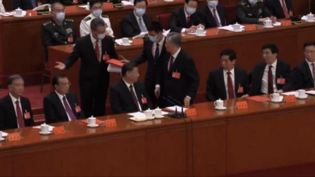 习突提胡锦涛临别赠言 中国政治面临关键时刻
