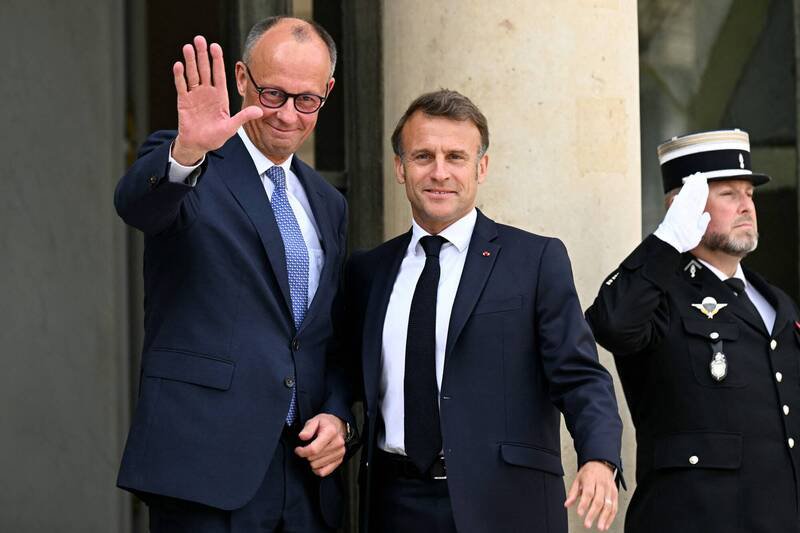 德国总理梅尔茨（左）和法国总理马克宏（Emmanuel Macron，右）。 （法新社）