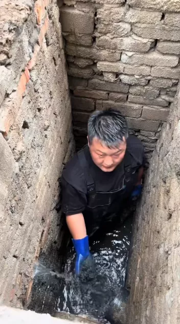 “掏粪工5天工资8100元”难查证 从业者揭秘真相