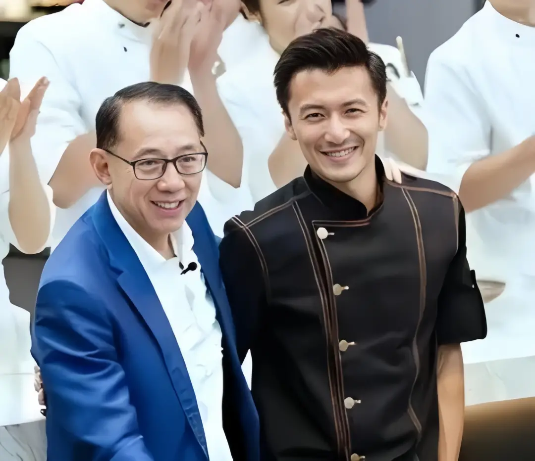•杨受成(左)与旗下艺人谢霆锋。