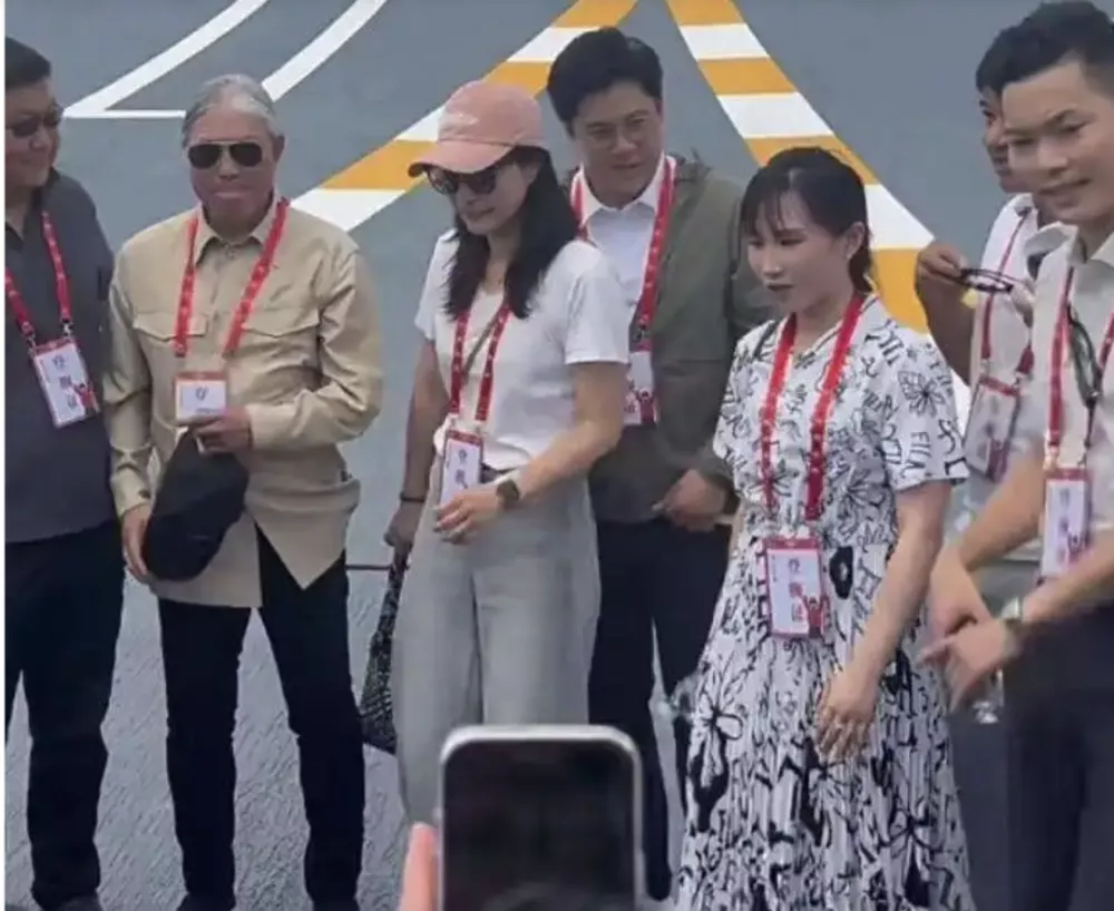 有一种底气叫"郭晶晶":参加山东舰,霍启刚靠边,公公后面排队