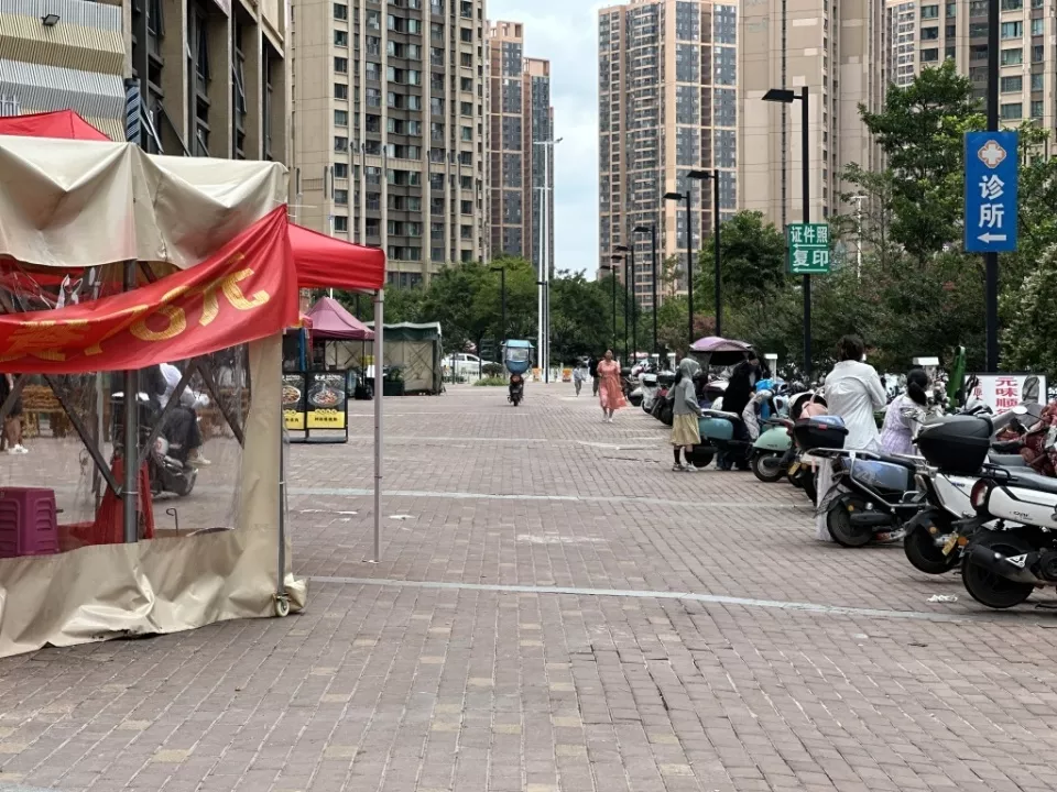 男童在餐馆外遭醉汉用塑料椅砸头：或需做开颅手术