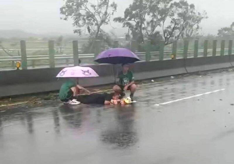 嘉县忠和国中棒球队在国3号台南白河段发生车祸。(民众提供) 嘉县忠和国中棒球队在国3号台南白河段发生车祸。(民众提供)