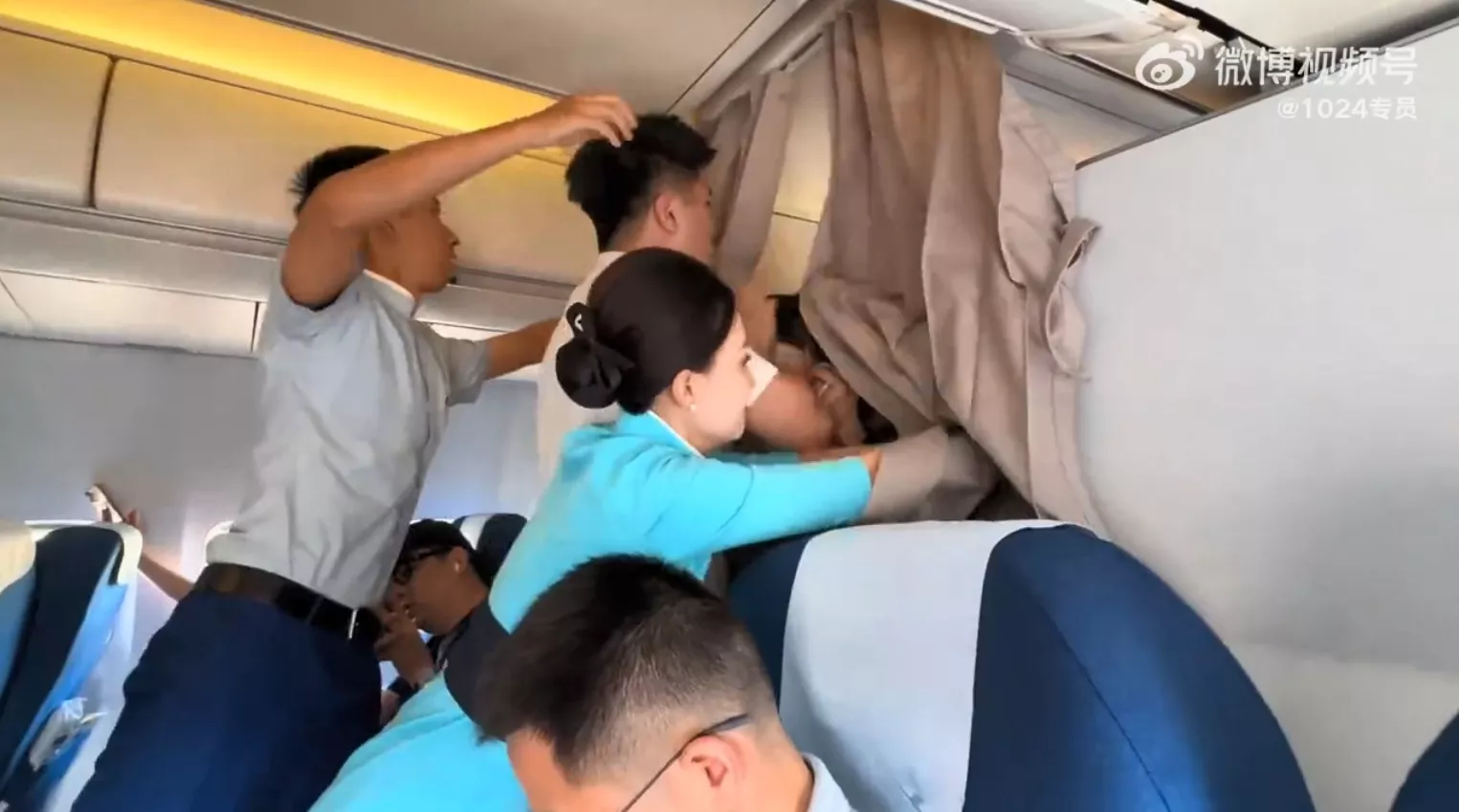 小鲜肉男星粉丝硬闯商务舱 3空乘力战不敌视频疯传