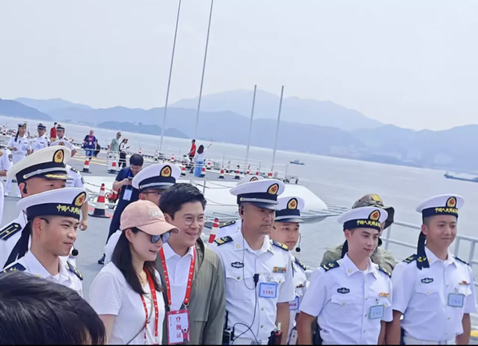 郭晶晶素颜背10万元包参观山东舰，合影秒杀无数名媛