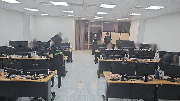 警方攻破钢造大门,成功搜索非法赌博机房据点。(警方提供) 警方攻破钢造大门,成功搜索非法赌博机房据点。(警方提供)