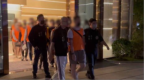 嫌犯被捕后哀嚎「几十万打造的大门,竟然就这样被撞坏了」,全案依赌博等罪名侦办中。(警方提供摄) 嫌犯被捕后哀嚎「几十万打造的大门,竟然就这样被撞坏了」,全案依赌博等罪名侦办中。(警方提供摄)