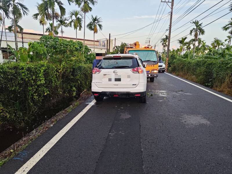 李男开著休旅车行经内埔信东路段,自称因闪猫掉入边沟。(警方提供) 李男开著休旅车行经内埔信东路段,自称因闪猫掉入边沟。(警方提供)