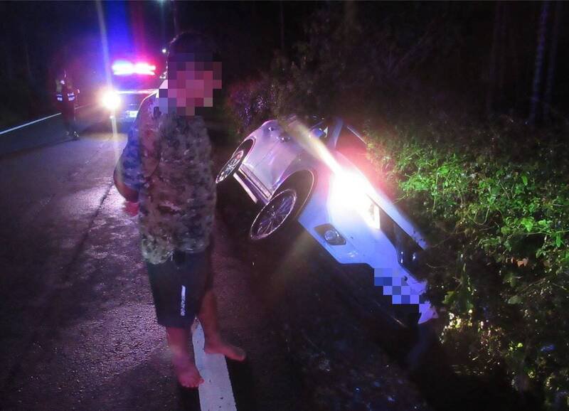 李男开著休旅车行经内埔信东路段,自称因闪猫掉入边沟。(警方提供) 李男开著休旅车行经内埔信东路段,自称因闪猫掉入边沟。(警方提供)