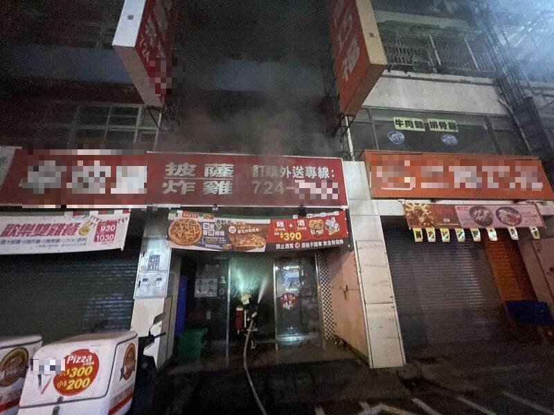 彰化市一家披萨店起火,1楼熏黑。(图由消防局提供) 彰化市一家披萨店起火,1楼熏黑。(图由消防局提供)