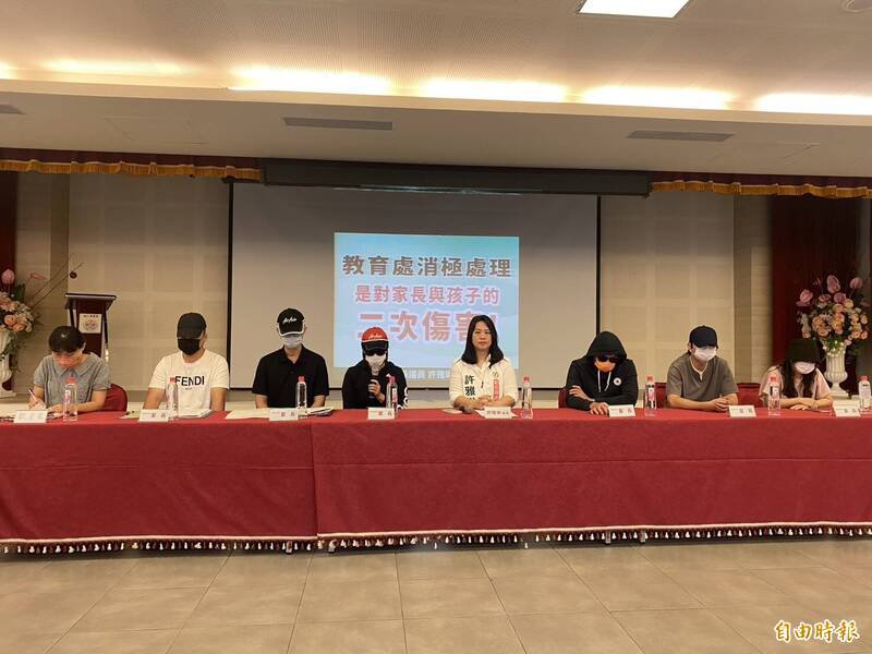 县议员许雅琳今在议会召开记者会,替受害家长发声争取重启调查,厘清是否涉及霸凌、身心虐待甚至是性侵情节。(记者张聪秋摄) 县议员许雅琳今在议会召开记者会,替受害家长发声争取重启调查,厘清是否涉及霸凌、身心虐待甚至是性侵情节。(记者张聪秋摄)