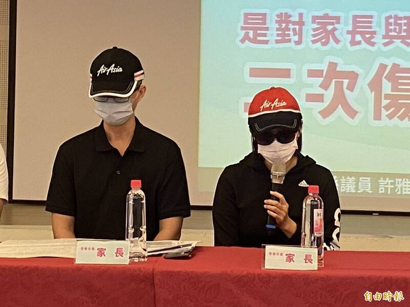 受害家长痛批教育处轻裁罚,没有善尽大人保护孩子的责任。(记者张聪秋摄) 受害家长痛批教育处轻裁罚,没有善尽大人保护孩子的责任。(记者张聪秋摄)