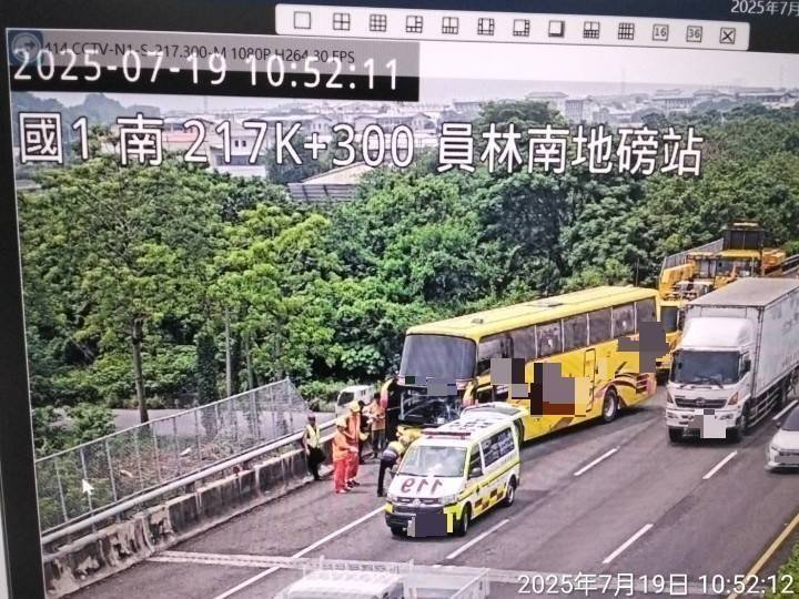 游览车撞上排除障碍的「事故处理班」班员。(警方提供) 游览车撞上排除障碍的「事故处理班」班员。(警方提供)