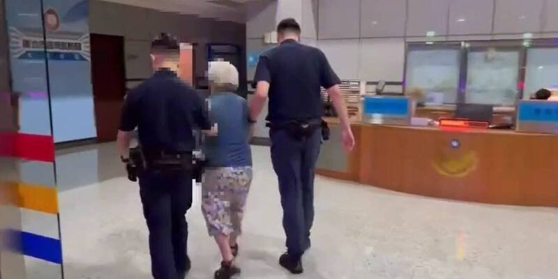警方将陈姓老翁逮回派出所。(记者王冠仁翻摄) 警方将陈姓老翁逮回派出所。(记者王冠仁翻摄)