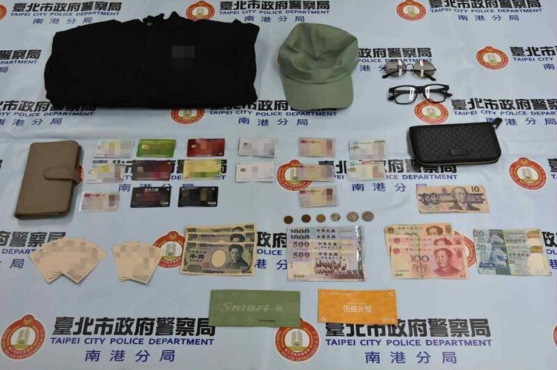 查扣犯案衣服、帽子、眼镜、手机,以及多张证件、信用卡、新台币及外币纸钞等赃证物。(记者郑景议翻摄) 查扣犯案衣服、帽子、眼镜、手机,以及多张证件、信用卡、新台币及外币纸钞等赃证物。(记者郑景议翻摄)