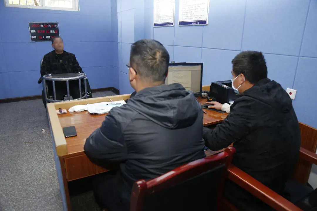 ▲田某明接受警方讯问 图据华宁警方