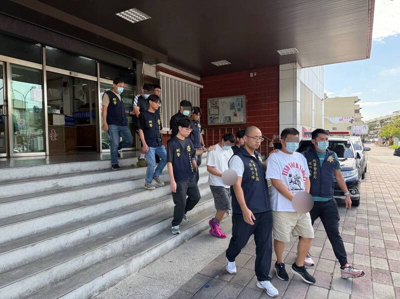 以男子莫文昌为首诈团共19人移送检方侦办。(记者邱俊福翻摄) 以男子莫文昌为首诈团共19人移送检方侦办。(记者邱俊福翻摄)