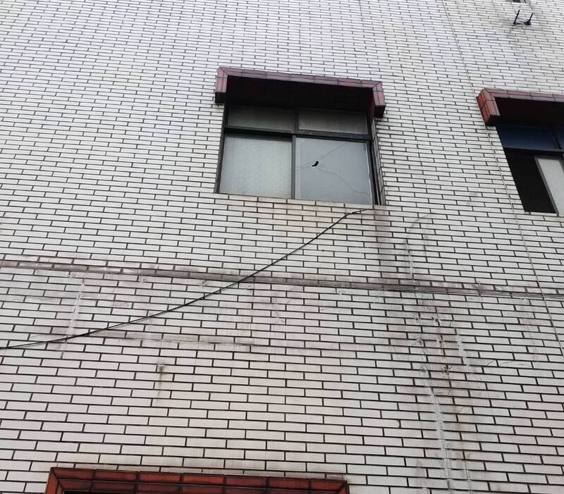 新庄区今天上午惊传枪击恐吓,警方赶抵救人,迅速逮6嫌。(记者吴仁捷翻摄) 新庄区今天上午惊传枪击恐吓,警方赶抵救人,迅速逮6嫌。(记者吴仁捷翻摄)