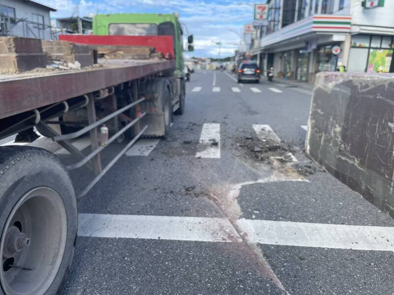 掉落路边的大理石重达20多公吨,路面都被砸坏。(新城警分局提供) 掉落路边的大理石重达20多公吨,路面都被砸坏。(新城警分局提供)
