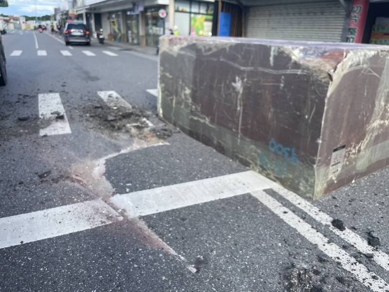 掉落路边的大理石重达20多公吨,路面都被砸坏。(新城警分局提供 掉落路边的大理石重达20多公吨,路面都被砸坏。(新城警分局提供