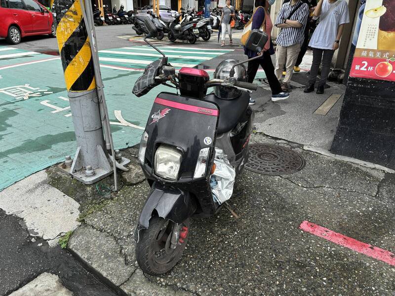 罗姓妇人骑车未礼让救护车,撞到救护车后摔车,致手、脚擦挫伤。(记者林嘉东翻摄) 罗姓妇人骑车未礼让救护车,撞到救护车后摔车,致手、脚擦挫伤。(记者林嘉东翻摄)