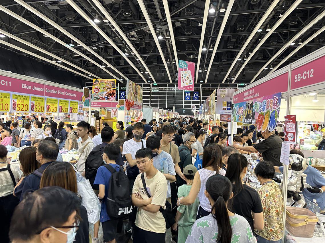 配搭香港书展而举行的零食世界展，人潮汹涌。 （作者提供）